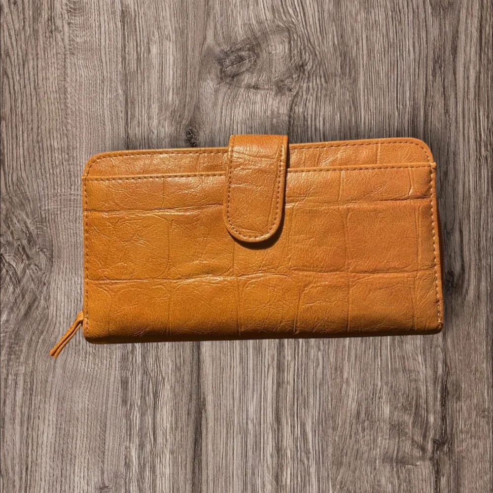 NWOT Mundi Brown Crocodile-Embossed Wallet